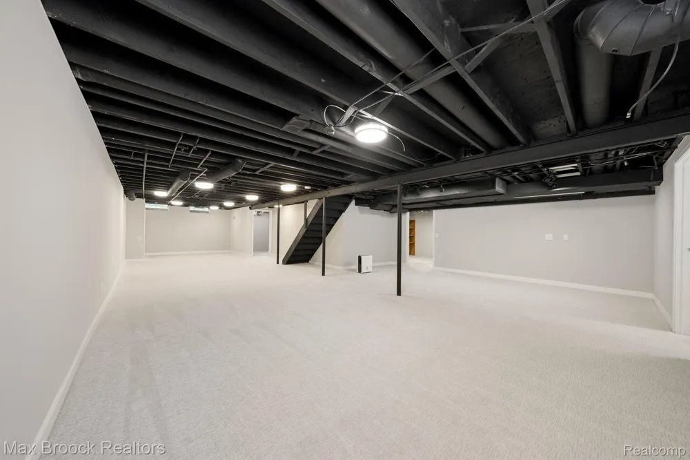 5240 CLARENDON CREST STREET Bloomfield Charter Township, MI 48302