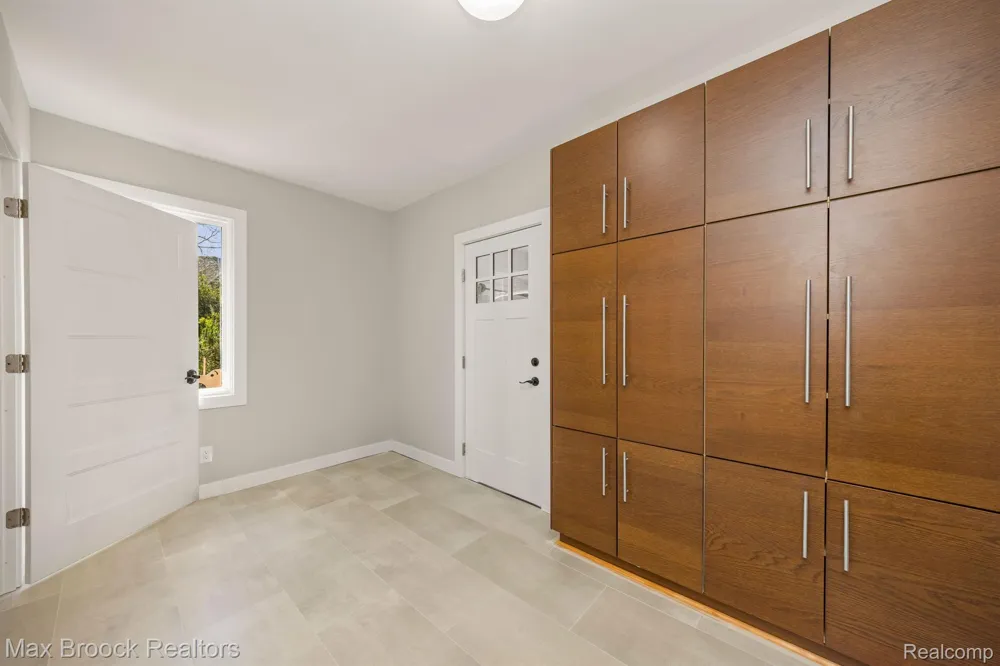 5240 CLARENDON CREST STREET Bloomfield Charter Township, MI 48302