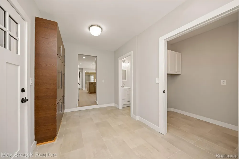 5240 CLARENDON CREST STREET Bloomfield Charter Township, MI 48302