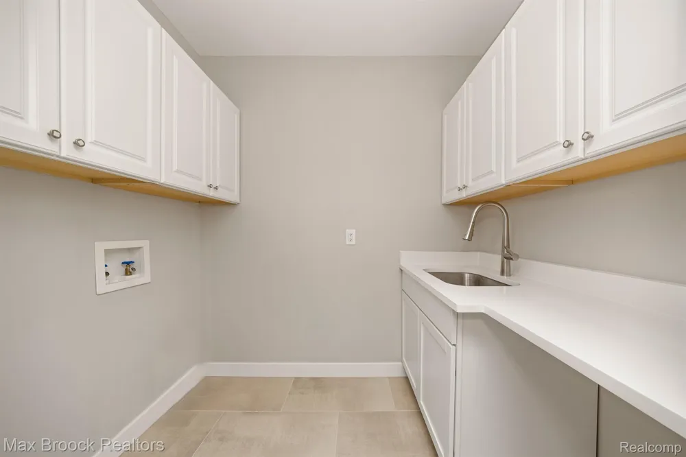 5240 CLARENDON CREST STREET Bloomfield Charter Township, MI 48302