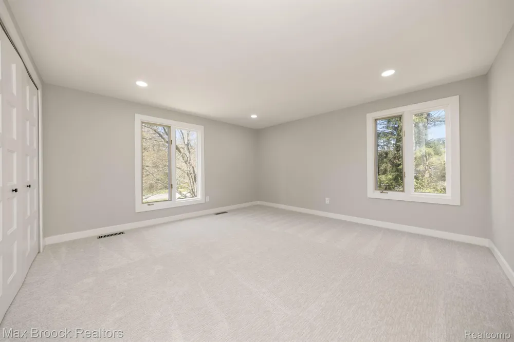 5240 CLARENDON CREST STREET Bloomfield Charter Township, MI 48302