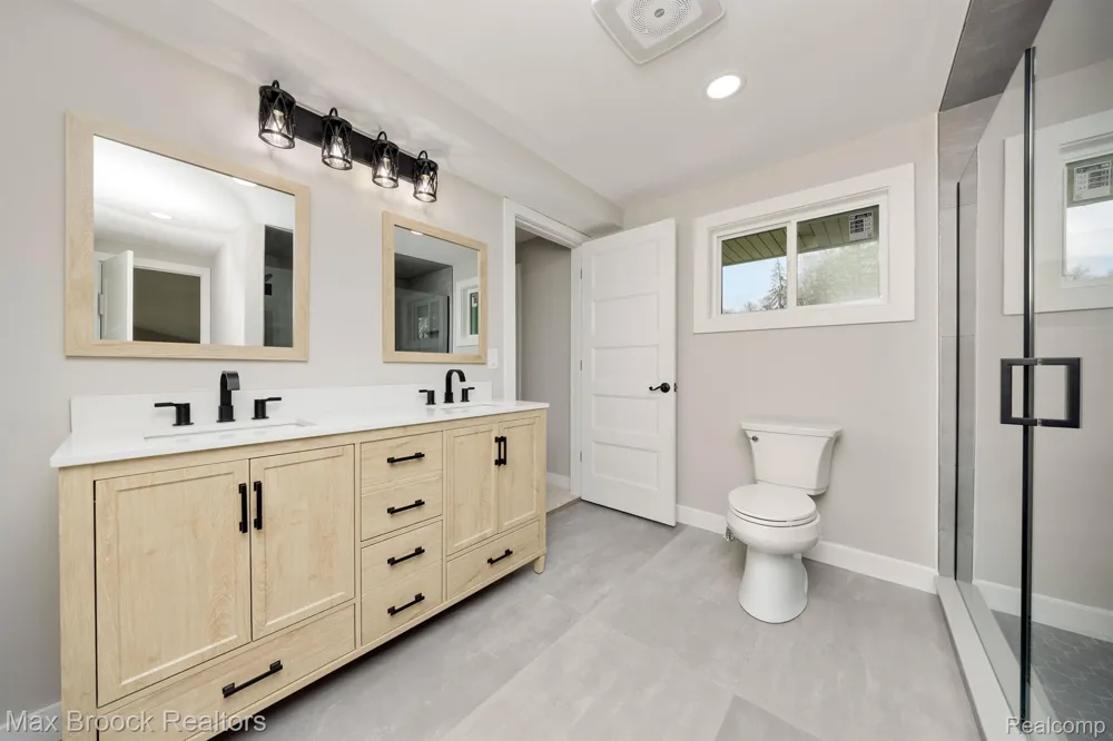 5240 CLARENDON CREST STREET Bloomfield Charter Township, MI 48302