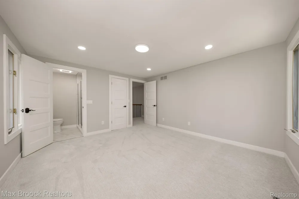 5240 CLARENDON CREST STREET Bloomfield Charter Township, MI 48302