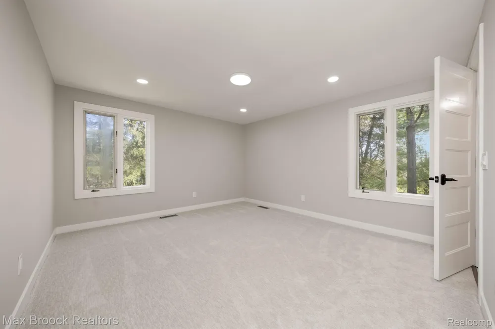 5240 CLARENDON CREST STREET Bloomfield Charter Township, MI 48302