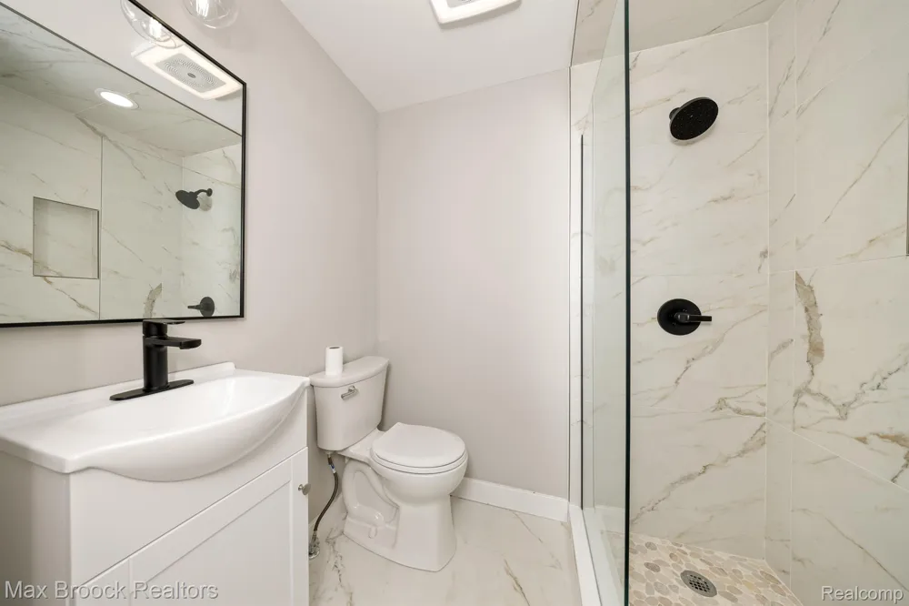 5240 CLARENDON CREST STREET Bloomfield Charter Township, MI 48302