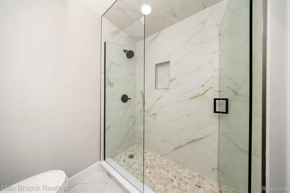 5240 CLARENDON CREST STREET Bloomfield Charter Township, MI 48302