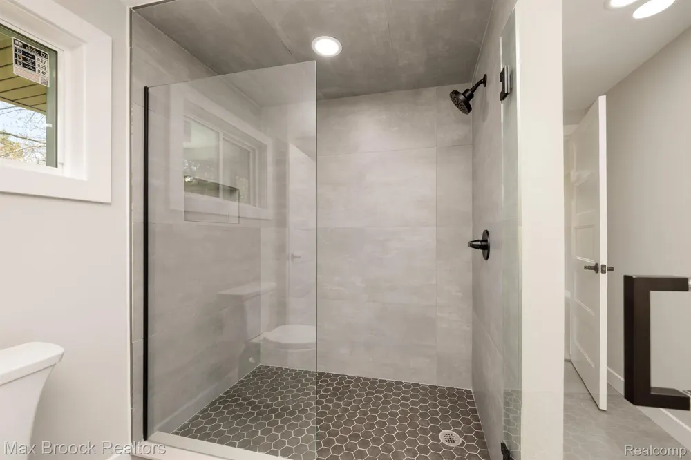 5240 CLARENDON CREST STREET Bloomfield Charter Township, MI 48302