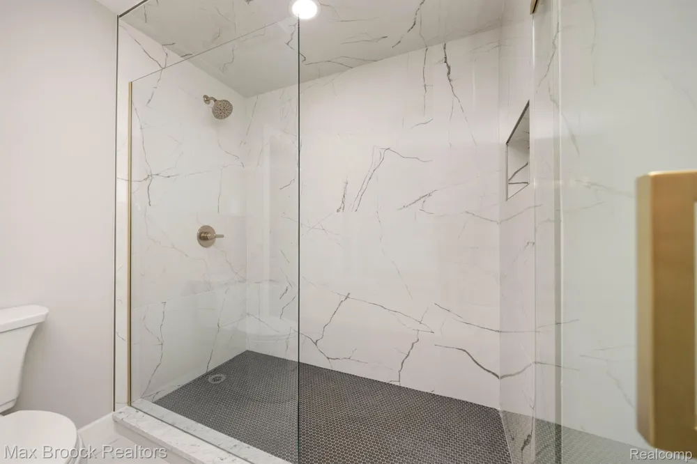 5240 CLARENDON CREST STREET Bloomfield Charter Township, MI 48302