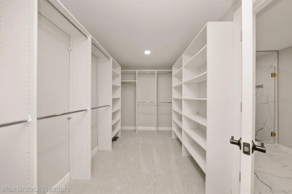 5240 CLARENDON CREST STREET Bloomfield Charter Township, MI 48302