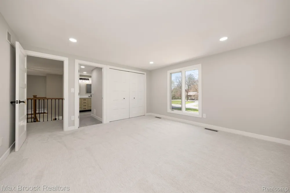 5240 CLARENDON CREST STREET Bloomfield Charter Township, MI 48302