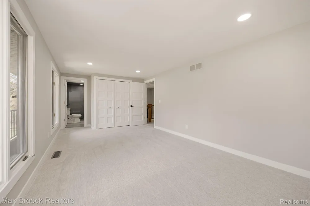 5240 CLARENDON CREST STREET Bloomfield Charter Township, MI 48302