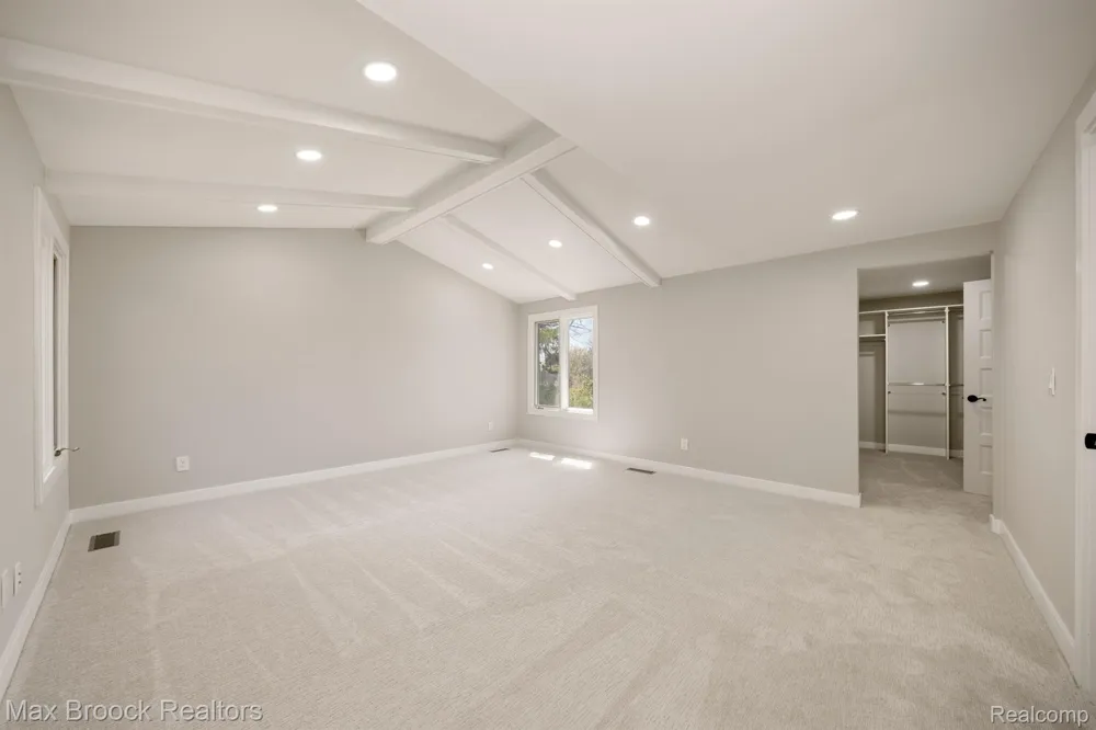5240 CLARENDON CREST STREET Bloomfield Charter Township, MI 48302
