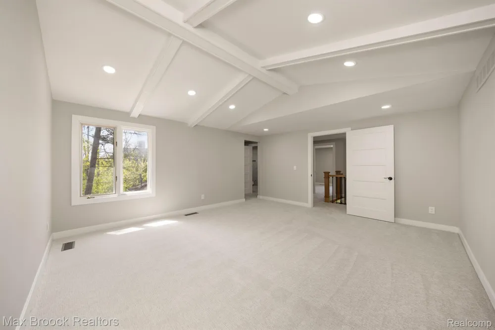 5240 CLARENDON CREST STREET Bloomfield Charter Township, MI 48302