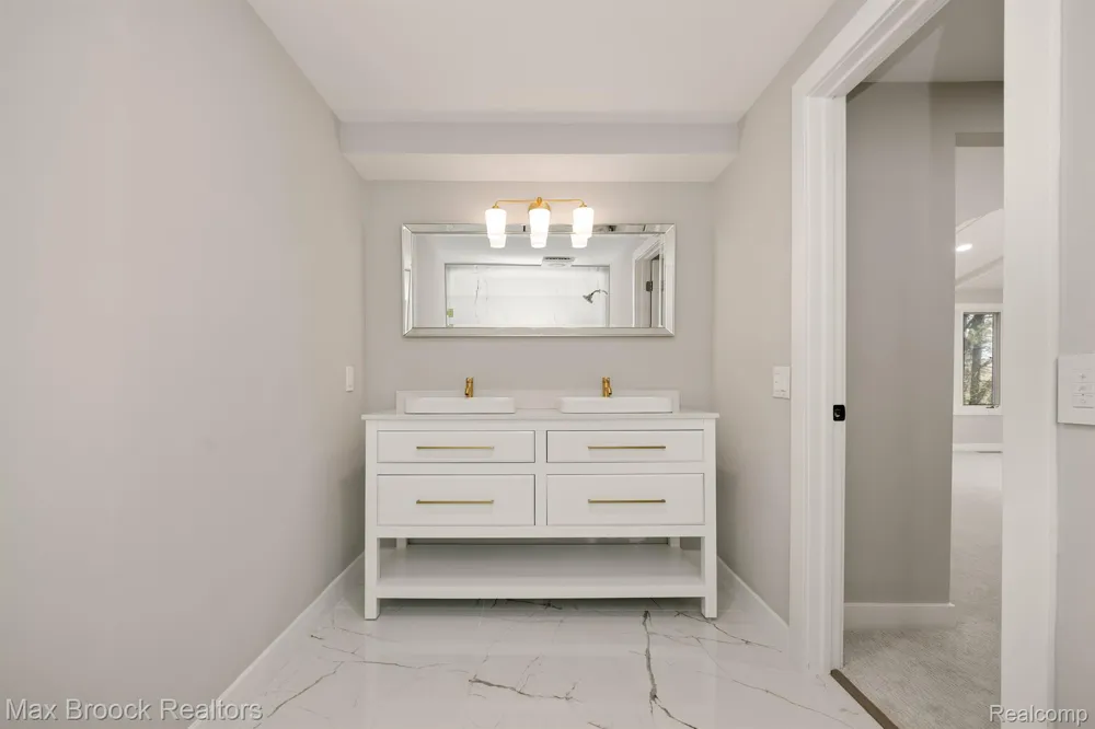 5240 CLARENDON CREST STREET Bloomfield Charter Township, MI 48302