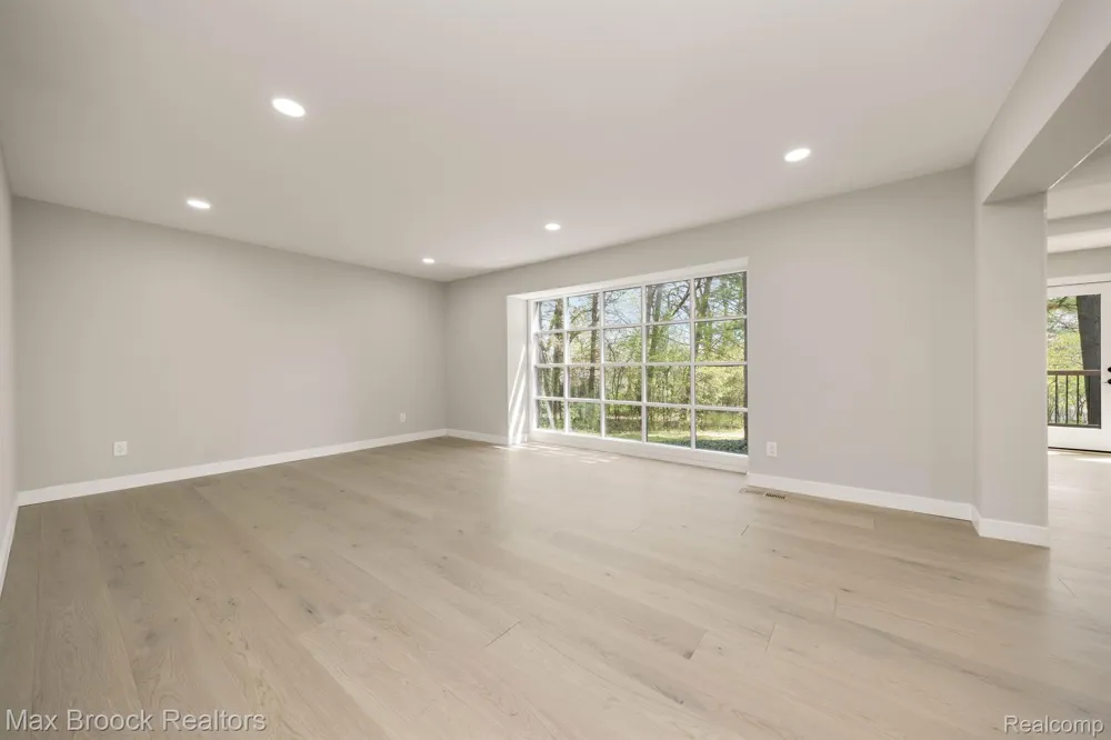 5240 CLARENDON CREST STREET Bloomfield Charter Township, MI 48302