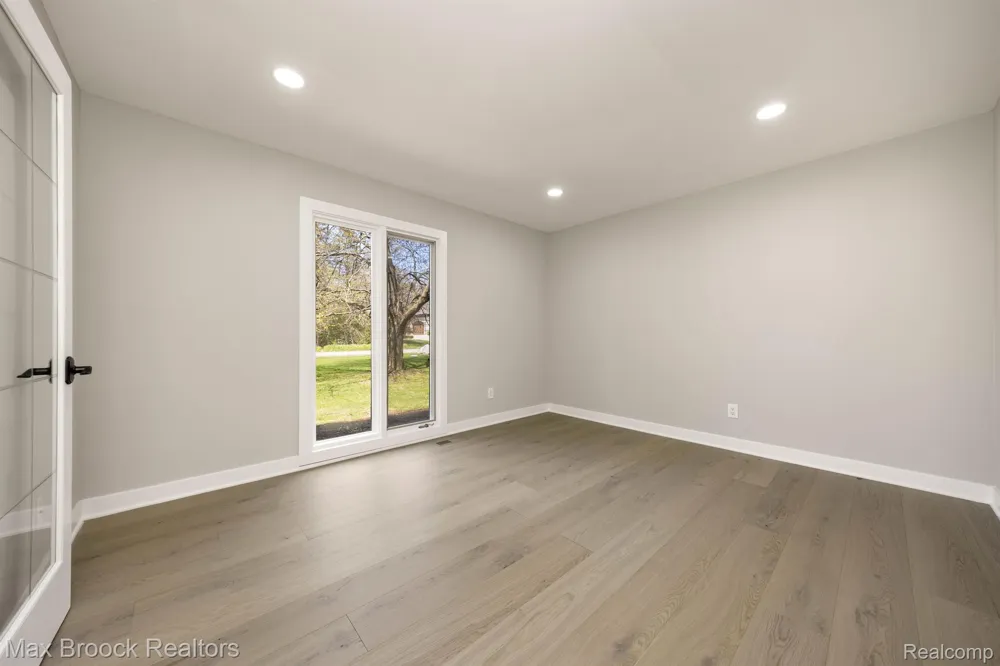 5240 CLARENDON CREST STREET Bloomfield Charter Township, MI 48302