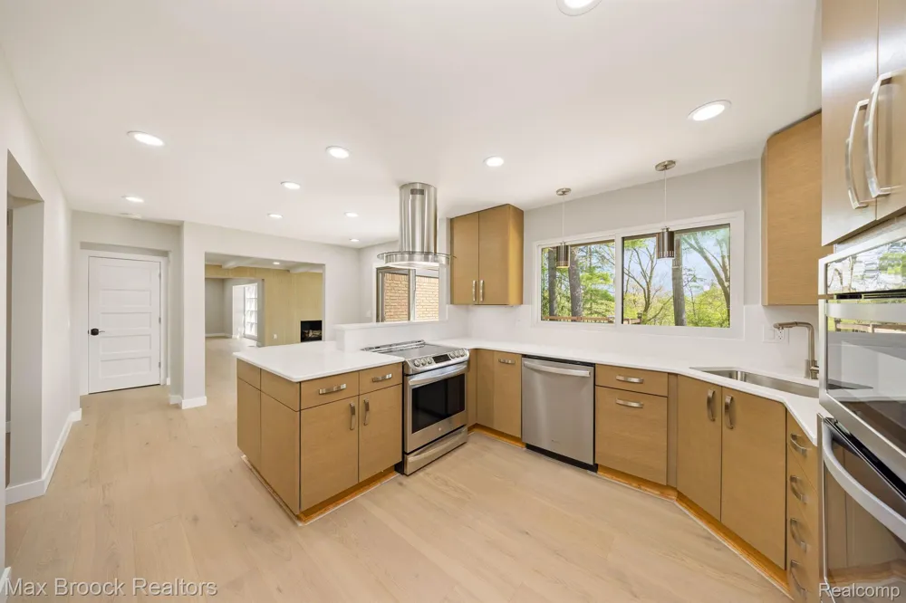 5240 CLARENDON CREST STREET Bloomfield Charter Township, MI 48302