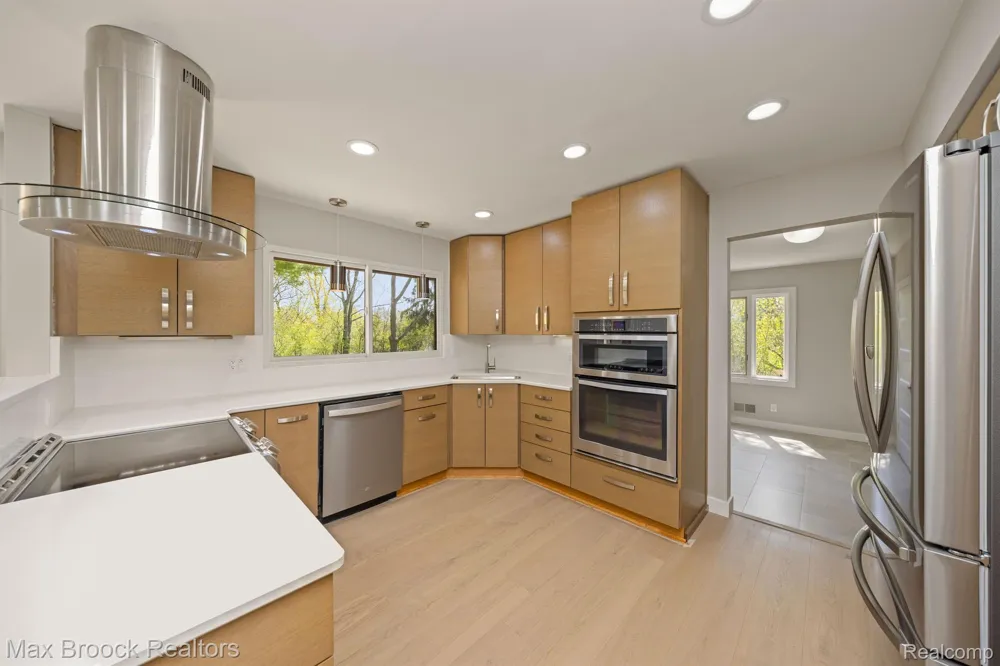 5240 CLARENDON CREST STREET Bloomfield Charter Township, MI 48302