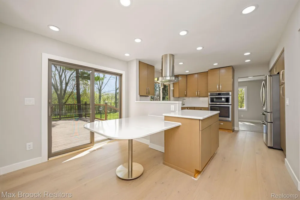 5240 CLARENDON CREST STREET Bloomfield Charter Township, MI 48302