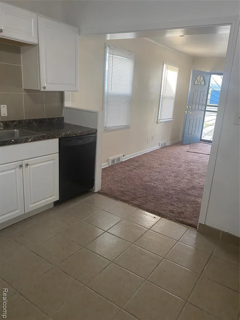 10641 S Troy Street Oak Park, MI 48237