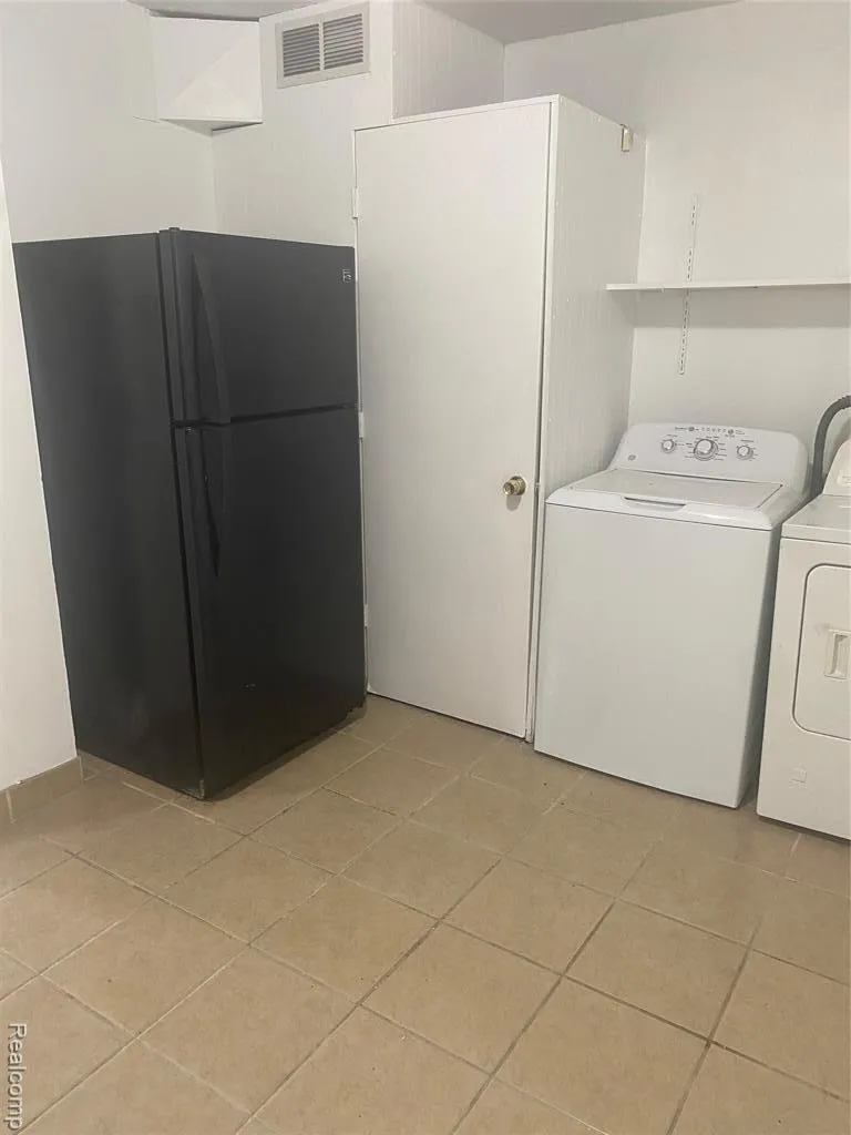 10641 S Troy Street Oak Park, MI 48237