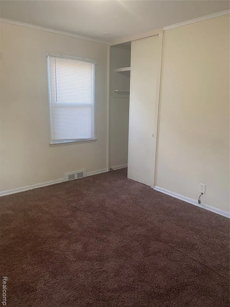 10641 S Troy Street Oak Park, MI 48237