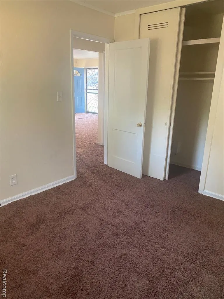 10641 S Troy Street Oak Park, MI 48237