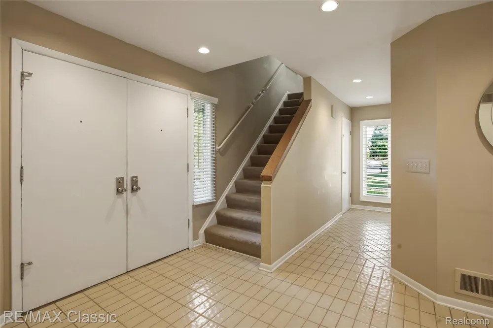 5423 W Bloomfield Lake Road West Bloomfield Charter Township, MI 48323