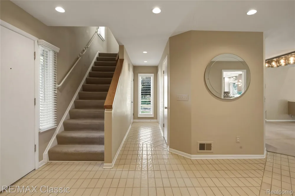 5423 W Bloomfield Lake Road West Bloomfield Charter Township, MI 48323