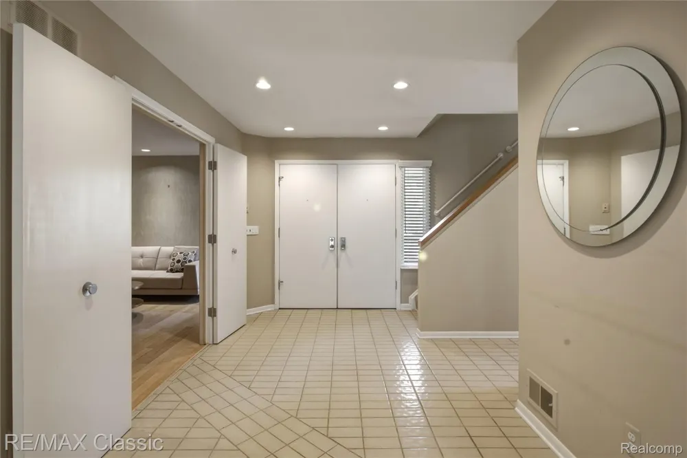 5423 W Bloomfield Lake Road West Bloomfield Charter Township, MI 48323