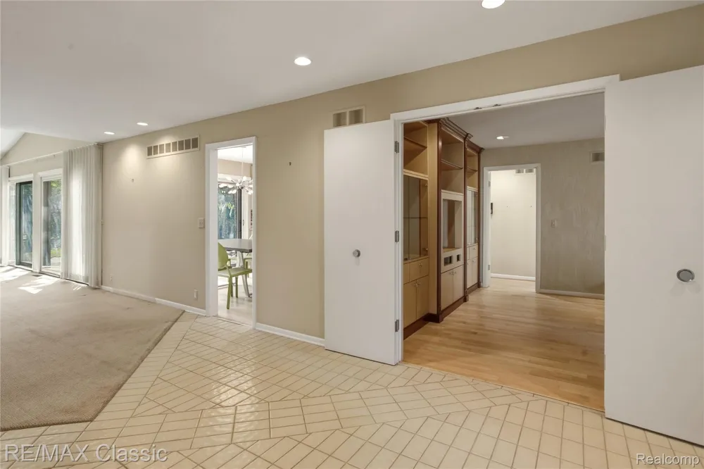 5423 W Bloomfield Lake Road West Bloomfield Charter Township, MI 48323