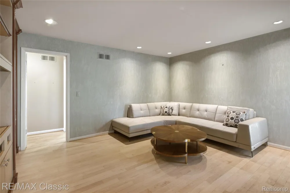 5423 W Bloomfield Lake Road West Bloomfield Charter Township, MI 48323
