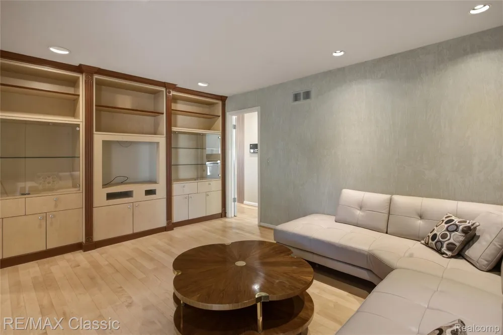 5423 W Bloomfield Lake Road West Bloomfield Charter Township, MI 48323