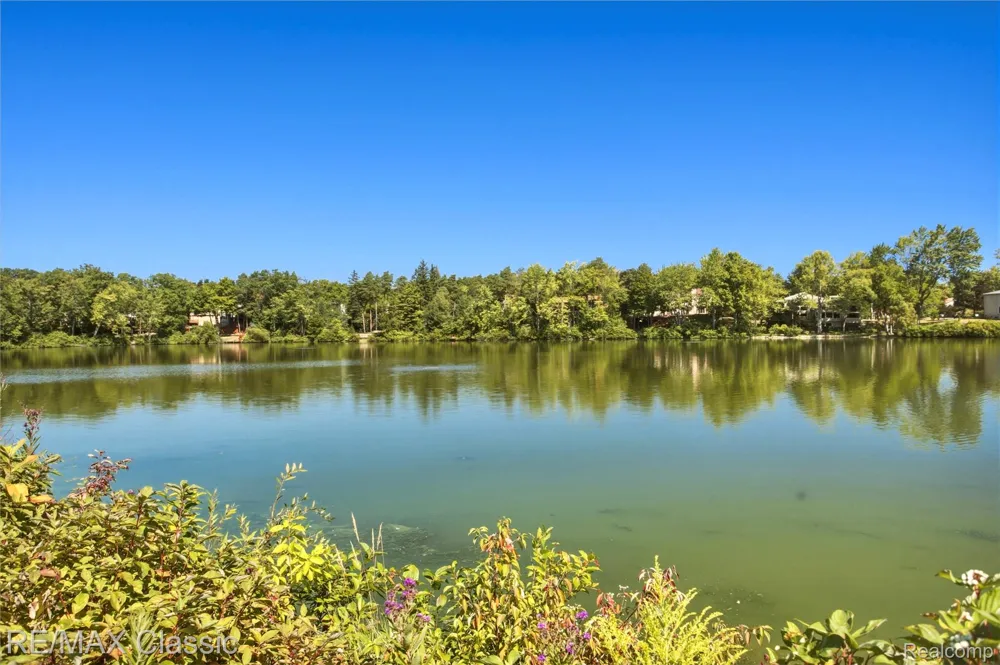 5423 W Bloomfield Lake Road West Bloomfield Charter Township, MI 48323