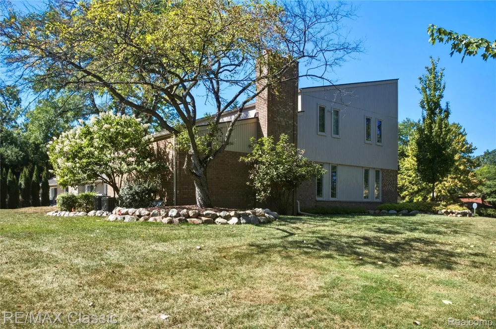 5423 W Bloomfield Lake Road West Bloomfield Charter Township, MI 48323
