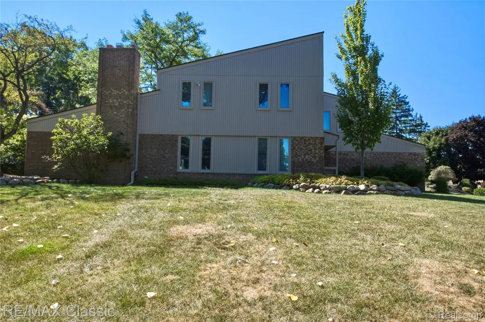 5423 W Bloomfield Lake Road West Bloomfield Charter Township, MI 48323
