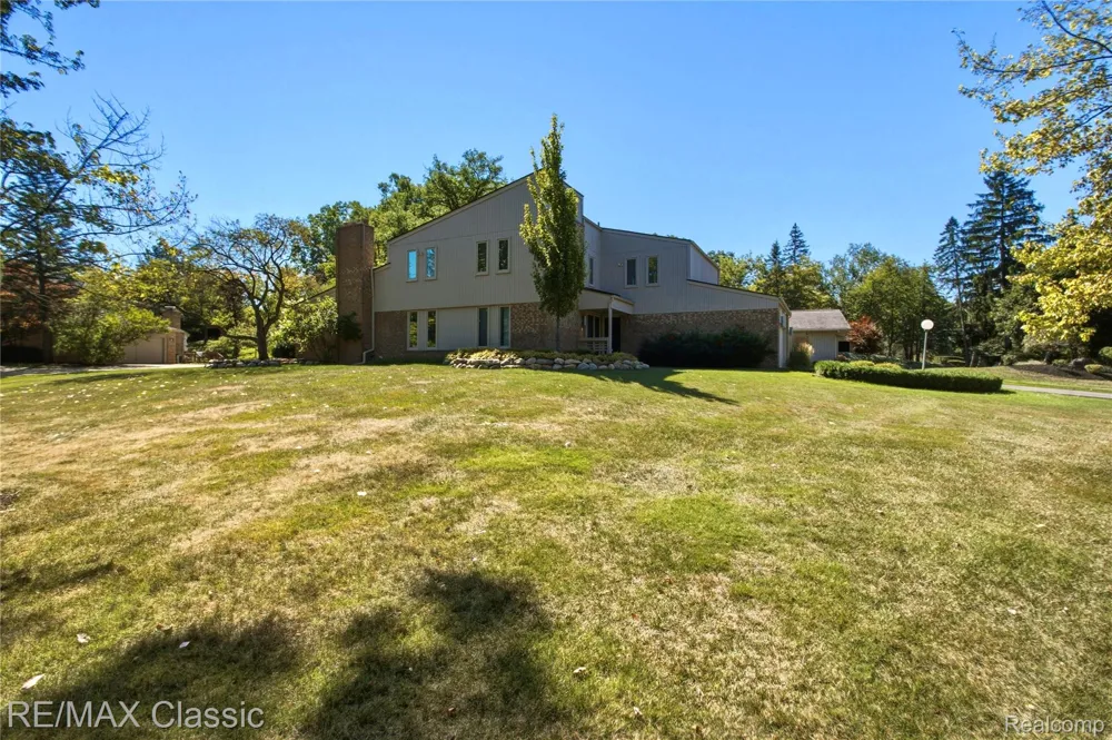 5423 W Bloomfield Lake Road West Bloomfield Charter Township, MI 48323