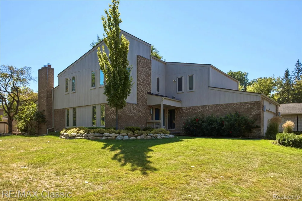 5423 W Bloomfield Lake Road West Bloomfield Charter Township, MI 48323