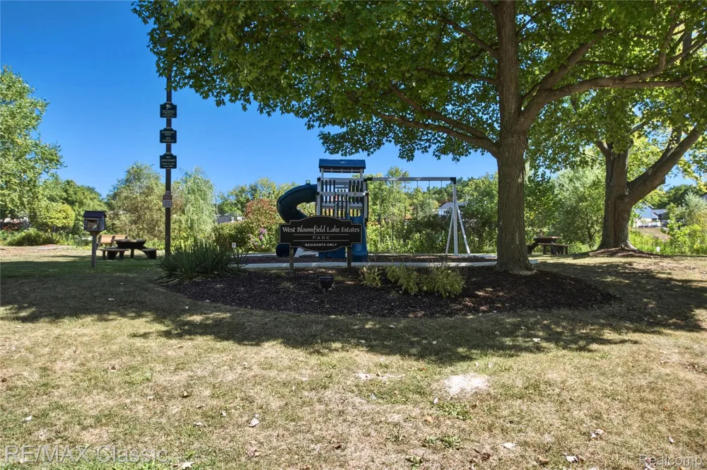 5423 W Bloomfield Lake Road West Bloomfield Charter Township, MI 48323
