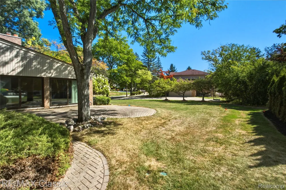 5423 W Bloomfield Lake Road West Bloomfield Charter Township, MI 48323
