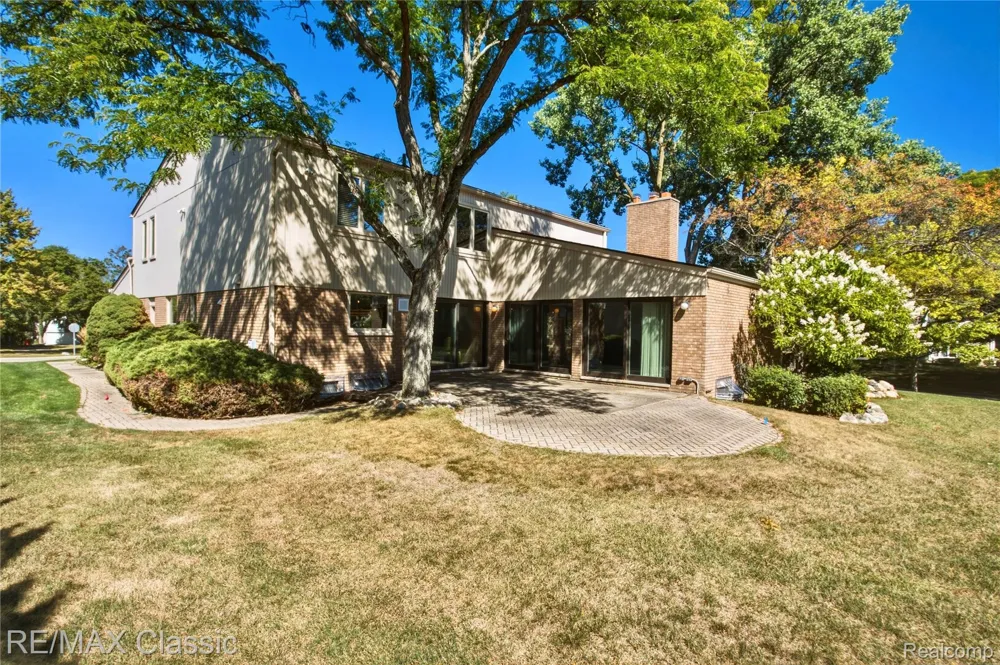 5423 W Bloomfield Lake Road West Bloomfield Charter Township, MI 48323