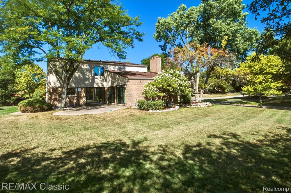 5423 W Bloomfield Lake Road West Bloomfield Charter Township, MI 48323