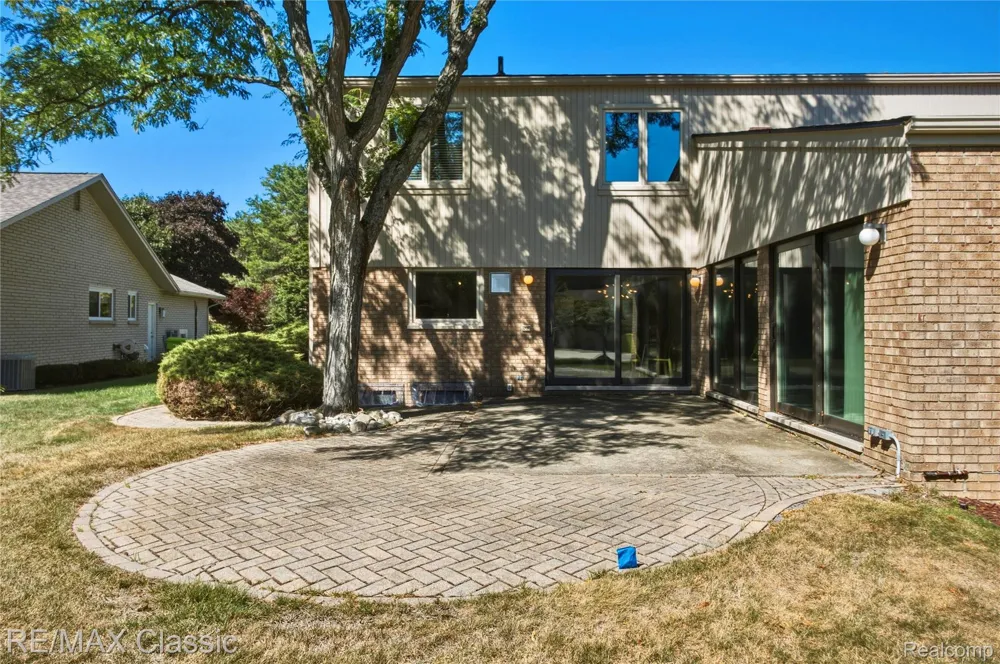 5423 W Bloomfield Lake Road West Bloomfield Charter Township, MI 48323