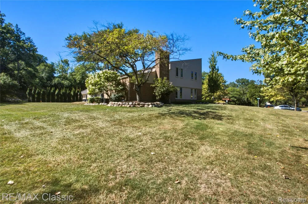 5423 W Bloomfield Lake Road West Bloomfield Charter Township, MI 48323