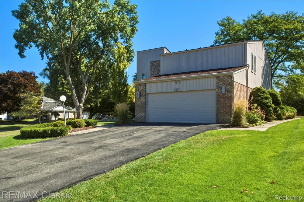 5423 W Bloomfield Lake Road West Bloomfield Charter Township, MI 48323