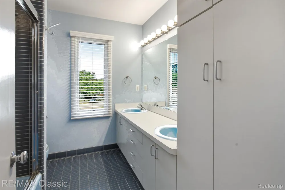 5423 W Bloomfield Lake Road West Bloomfield Charter Township, MI 48323