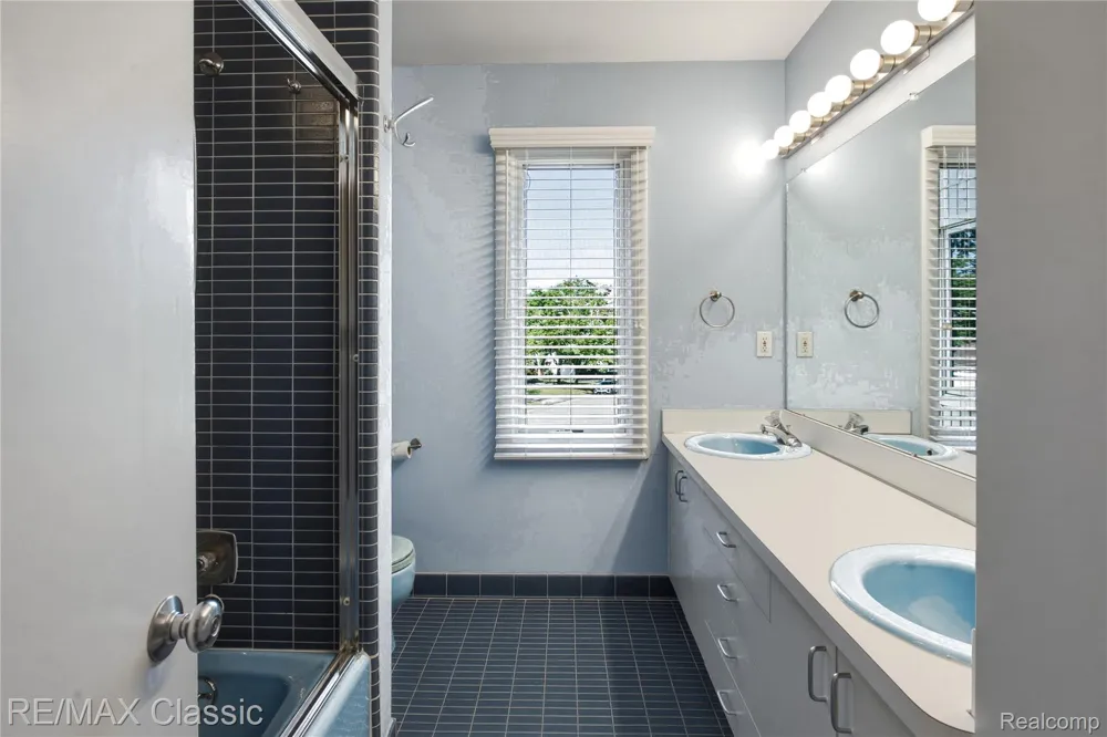 5423 W Bloomfield Lake Road West Bloomfield Charter Township, MI 48323