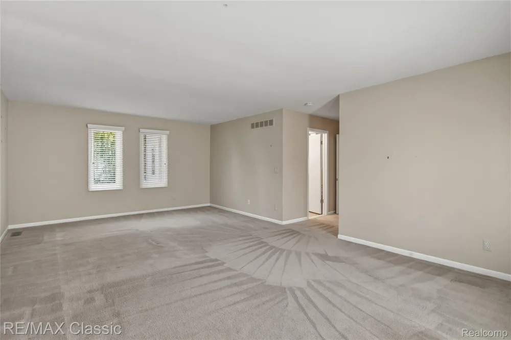 5423 W Bloomfield Lake Road West Bloomfield Charter Township, MI 48323