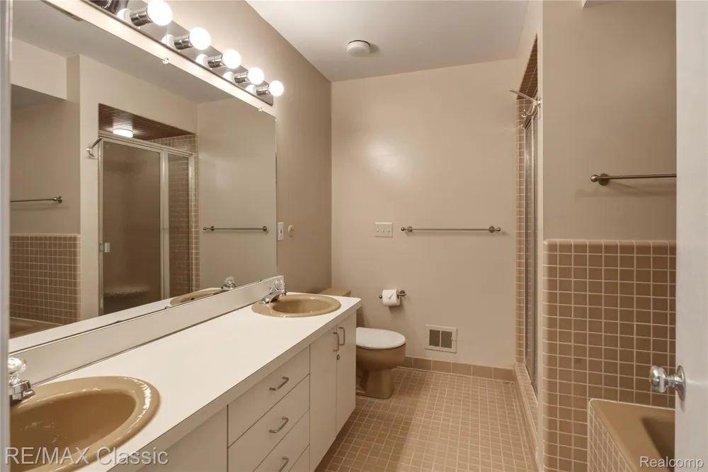 5423 W Bloomfield Lake Road West Bloomfield Charter Township, MI 48323