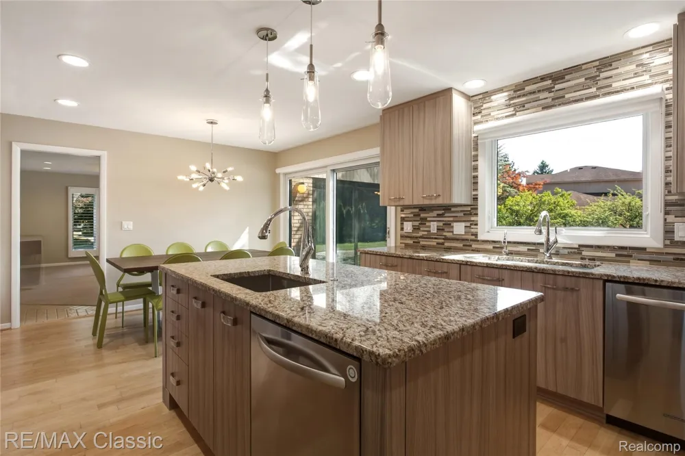 5423 W Bloomfield Lake Road West Bloomfield Charter Township, MI 48323